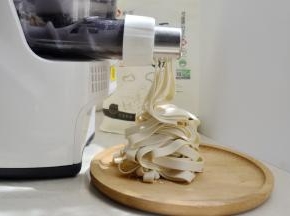 将面粉材料放入面条机按启动和面，最后能自动出宽面了
