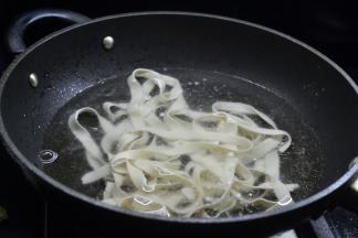 烧开水将面条放入煮开，点一次水再次煮开捞起来过凉