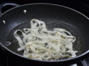 烧开水将面条放入煮开，点一次水再次煮开捞起来过凉