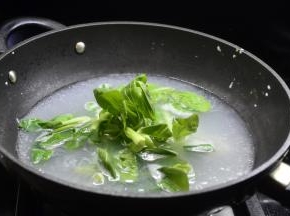 在面汤里面放点油将青菜烫下