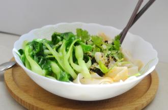 然后面条、青菜和各种调料混合，拌拌就可以吃了