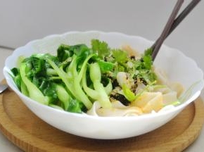 然后面条、青菜和各种调料混合，拌拌就可以吃了