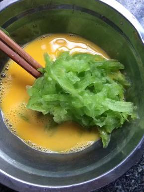 然后冲洗下放入鸡蛋里