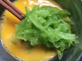 然后冲洗下放入鸡蛋里