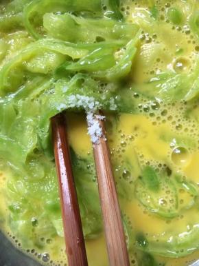 加入适量盐搅匀