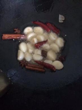 锅中热油，爆香蒜瓣桂皮八角辣椒
