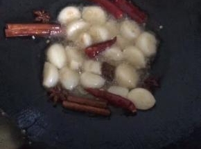 锅中热油，爆香蒜瓣桂皮八角辣椒
