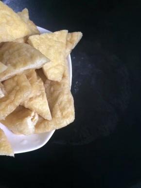 炸豆干洗净对切放入滚水中汆烫后捞出沥干备用