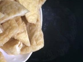 炸豆干洗净对切放入滚水中汆烫后捞出沥干备用