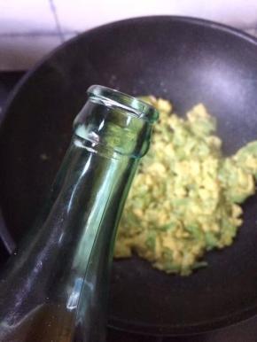 慢慢翻炒加入适量料酒即可