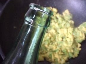 慢慢翻炒加入适量料酒即可