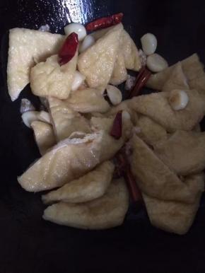 倒入炸豆干翻炒均匀