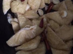 倒入炸豆干翻炒均匀