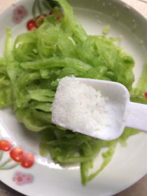 刮擦出来的丝加入盐腌制片刻