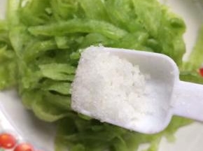 刮擦出来的丝加入盐腌制片刻