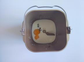 在面包桶里倒入牛奶和鸡蛋