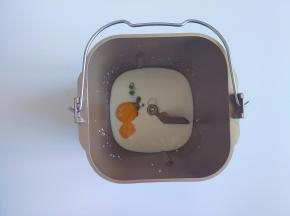 在面包桶里倒入牛奶和鸡蛋