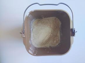 再倒入高筋和全麦面粉，面粉要在液体上