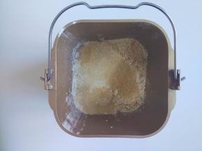 再倒入白砂糖和酵母