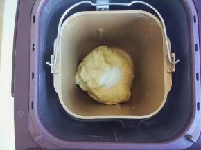 再加入盐揉10分钟