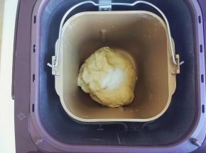 再加入盐揉10分钟