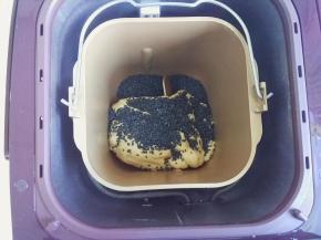 再把芝麻全部倒入，跟面团混匀