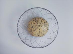 把面团拿出来，光滑面朝上（开始一发）