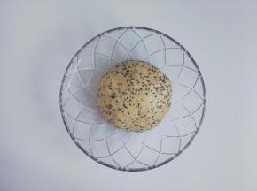 把面团拿出来，光滑面朝上（开始一发）