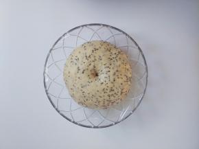 放在温暖处发酵到2倍，手指沾粉按入不塌不回缩即可