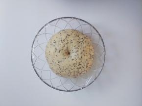 放在温暖处发酵到2倍，手指沾粉按入不塌不回缩即可