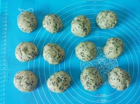 把面团分割12个克数相同小面团，盖上保鲜膜静置15分钟