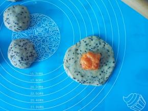 把小面团按圆，包入适量的馅料