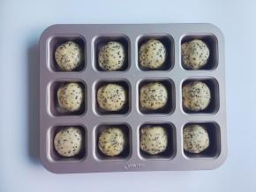 把整形好的面团放入模具里（开始二发）