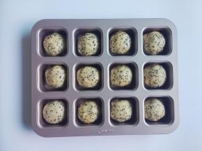 把整形好的面团放入模具里（开始二发）