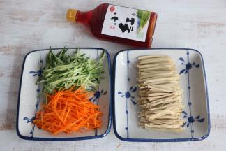 准备食材。
豆皮切丝、黄瓜切丝、胡萝卜切丝。