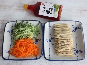 准备食材。
豆皮切丝、黄瓜切丝、胡萝卜切丝。