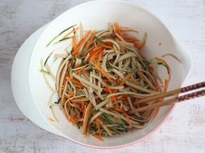 将切好的菜丝放入一个大碗中。