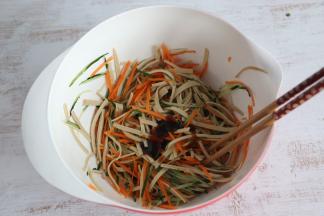 加入一勺蚝油、鸡精，淋入一勺味极鲜酱油。