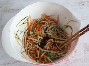 加入一勺蚝油、鸡精，淋入一勺味极鲜酱油。