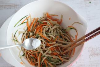 加盐，搅拌均匀。