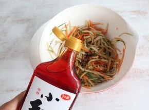 淋入小红油。