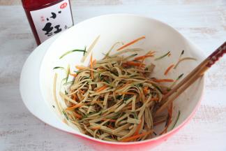 淋入两勺醋。
搅拌均匀即可。