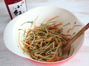 淋入两勺醋。
搅拌均匀即可。