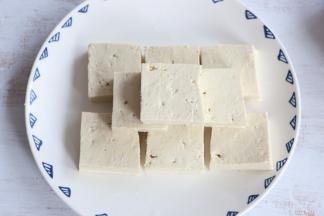 豆腐切小块，我用的是北豆腐。