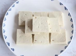 豆腐切小块，我用的是北豆腐。