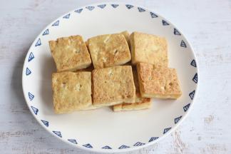 煎熟一面后，再翻面煎另一面。
直至两面全部煎成金黄，盛出备用。