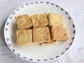 煎熟一面后，再翻面煎另一面。
直至两面全部煎成金黄，盛出备用。