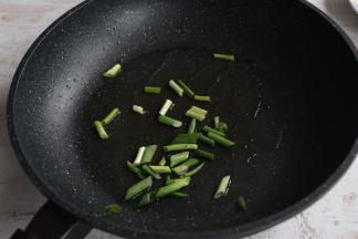 锅内留底油，煸香葱花。