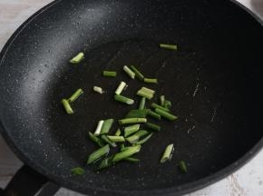 锅内留底油，煸香葱花。