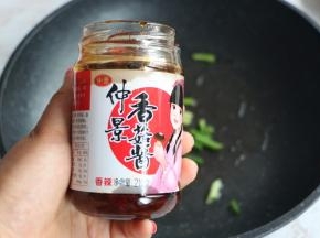 放入两大勺香辣酱，翻炒出香味。
